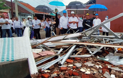 Penyerahan bantuan kepada korban bencana gempa Cianjur di Posko Satgas BUMN Jawa Barat, Cianjur, Sabtu (26/11/2022).