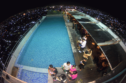 Puluhan pengunjung maupun tamu hotel merayakan malam pergantian tahun 2022 ke 2023 di Kurulu Sky Lounge Rooftop lantai 30 Hotel Horison Semarang.