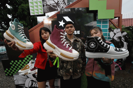 Model menunjukkan sepatu Converse saat acara Converse Initiation Day-All Star Gathering & Spring Collection 2023 di Jakarta, Sabtu (28/1/2023).