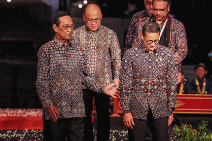 Menparekraf Sandiaga Salahuddin Uno dan Sultan Yogyakarta, Sri Sultan Hamengkubuwono X saat sesi foto bersama dengan para tamu serta delegasi ATF 2023.