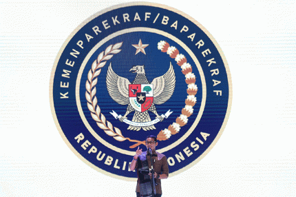 (Menparekraf Sandiaga Uno memberikan sambutan saat Opening Ceremony Indonesia Fashion Week (IFW) 2023 di Jakarta Convention Center, Jakarta, Rabu (22/2/2023).