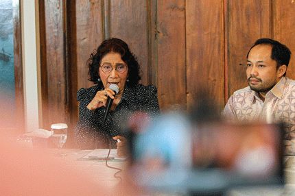 Founder PT ASI Pudjiastuti Aviation, Susi Pudjiastuti memberikan keterangan pers penyanderaan pilot di Susi Air di Jakarta, Rabu (1/3/2023).