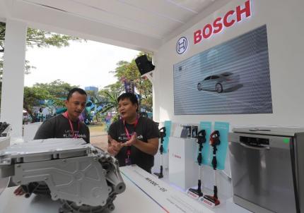 Sales Director Original Equipment Bosch di Indonesia Bernard Simanjuntak (kiri) berbincang dengan Customer Chief Engineering Manager Satid Malairodsiri.