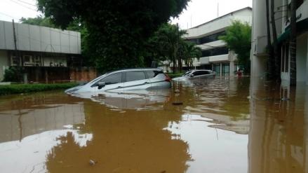 Peringatan! Jangan Terobos Banjir Kalau Ingin Ditanggung Asuransi. (Foto: MNC Media)