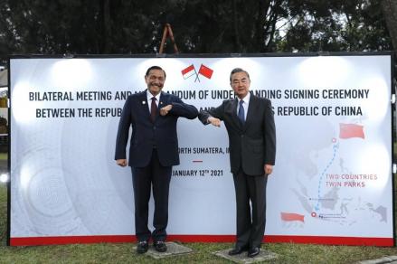 Dampingi Menlu China Kunjungi Danau Toba, Luhut : Besok Ketemu Presiden. (Foto : Taufik/Okezone)