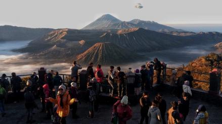 Macet Parah, 16.824 Wisatawan Padati Gunung Bromo Jelang Ditutup