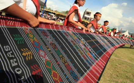 Dukung Produk Lokal, Pelaku UKM Ini Buat Ulos Lebih Fashionable