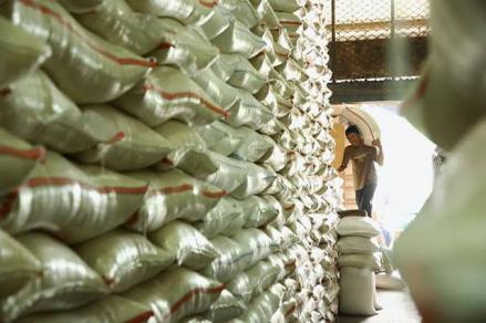 Bulog Bentuk Satgas Khusus Cegas Beras SPHP Dioplos ke Premium. Foto: iNews Media Group.