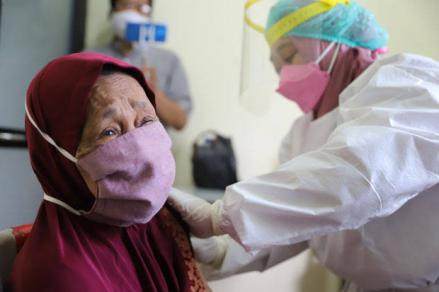 Tinjau Vaksinasi Covid-19 di Pariaman, Wapres: Lansia Tidak Perlu Takut! (FOTO:MNC Media)