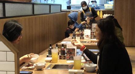 Luhut Izinkan Restoran di Ruang Terbuka Beroperasi 50 Persen (FOTO:MNC Media)