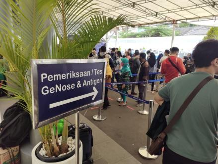 Antrean Tes GeNose Mengular hingga 150 Meter di Stasiun Senen Jakarta. (Foto: MNC Media)