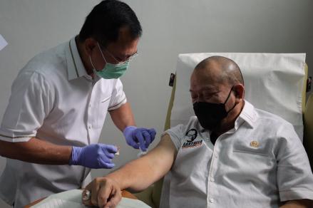 Ketua DPD La Nyalla Mattalitti Disuntik Vaksin Nusantara Terawan (FOTO: MNC Media)