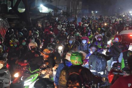 Akibat Penumpukan Pemudik di Perbatasan Bekasi - Karawang, Buruh Pabrik Pulang Kerja Jalan Kaki (FOTO:MNC Media)