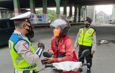 Gelar Penyekatan, Kapolda Metro Ajak RT-RW Tutup Jalan Bagi Pencari Jalan Tikus. (Foto: MNC Media)