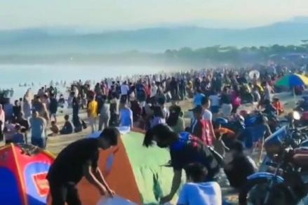 Usai Batu Karas, Giliran Pantai Santolo Garut Diserbu Ribuan Wisatawan