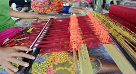 Sempat Tak Laku, Penjual Tenun di Pemalang Ini Sukses Ekspor Sarung ke Arab. (Foto: MNC Media)
