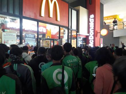 Seluruh gerai McD dibanjiri orderan ojek online. (Foto: Jonathan Simanjuntak))