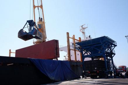 Anak Usaha BUMD Jatim Layani Bongkar Muat Kapal MV Gladiator dari Thailand