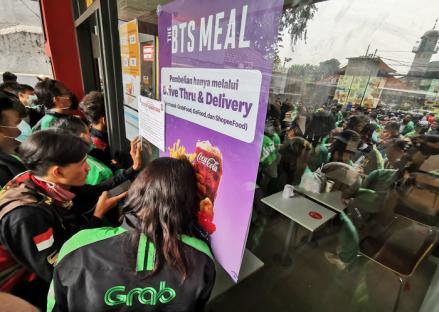 Gerai restoran cepat saji diserbu driver ojol di kawasan Jakarta Pusat, Rabu (9/6/2021). (Foto: IDXChannel)