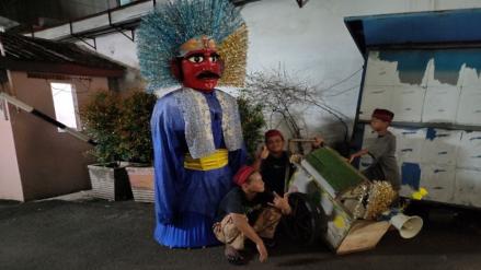 Pengamen Ondel-ondel Mengais Rezeki: Sekali Jalan Cuan Rp300.000