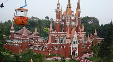Taman Mini Indonesia Indah (TMII) baru saja mendapat sertifikat CHSE dari Kemenparekraf RI.