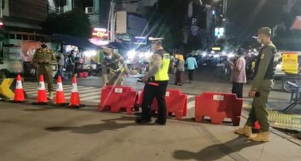 Polisi Lakukan Penyekatan di Malam Tahun Baru, Konvoi Diminta Putar Balik. (Foto: MNC Media).