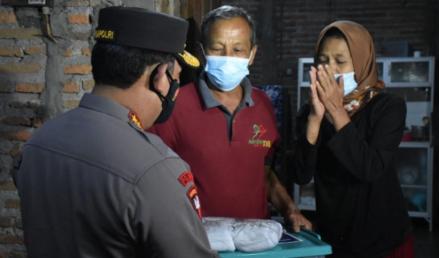 Susul Jokowi, Giliran Kapolri Blusukan Bagikan 1.000 Paket Sembako ke Warga