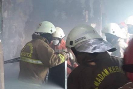 Api yang Melalap Pabrik Sandal di Penjaringan Hampir Padam, Damkar Tarik Sejumlah Armada