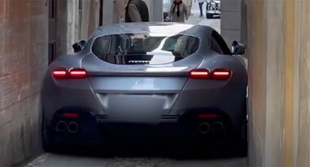 Orang Kaya Masih Cinta Mobil Bensin, Ferrari Tunda Luncurkan Mobil Listrik. Foto: Carscoops.
