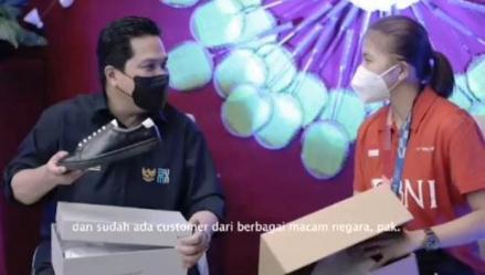 Dapat Hadiah Sneakers dari Greysia Polii, Ini Reaksi Erick Thohir. (Foto: MNC Media)