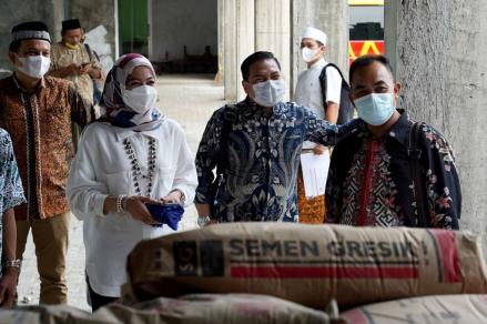Bangun Pesantren di Rembang, Semen Indonesia (SMGR) Salurkan Bantuan 2.000 Zak Semen  (FOTO:MNC Media)