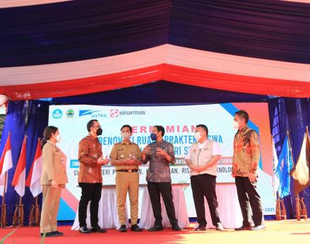 Mendikbudristek berdiskusi dengan Walikota Surakarta Gibran Rakabuming Raka dan Head of Corporate Communication Astra Boy Kelana Soebroto. (Foto: Dok Astra)