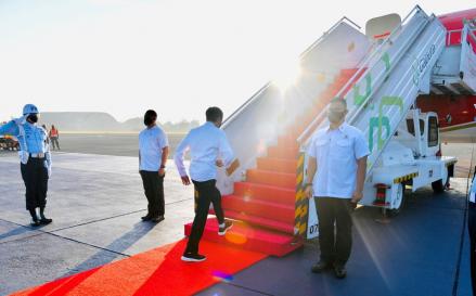 Presiden Joko Widodo didampingi Ibu Negara Iriana Joko Widodo bertolak menuju Provinsi Bali, dalam rangka kunjungan kerja, Jumat (8/10/2021). (Foto: MNC Media)
