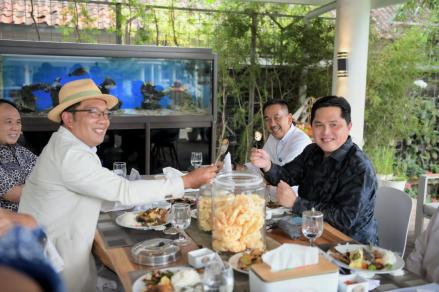 Makan Bareng, Erick Thohir dan Ridwan Kamil Makan Jengkol dan Petai Goreng. (Foto: MNC Media)