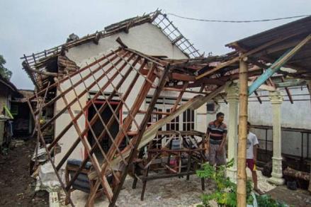 Bencana angin kencang menerjang empat kecamatan di Kabupaten Sidoarjo, Jawa Timur (MNC Media)