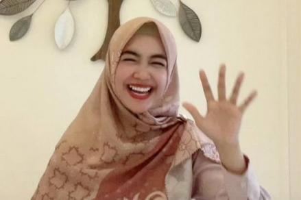 Ria Ricis Bagi-Bagi Hampers Dior untuk Para Followers (FOTO:MNC Media)