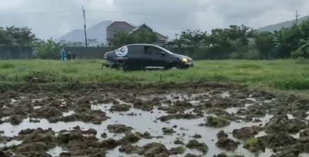 Unik! Pria di Purbalingga Sulap Toyota Vios Jadi Kendaraan Pembajak Sawah
