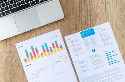 Curriculum vitae (CV) dan portofolio itu biasa dikirim bersamaan saat mencari kerja di suatu perusahaan.