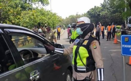 Pemerintah menetapkan empat daerah di wilayah Jawa-Bali level 4 pada pemberlakuan pembatasan kegiatan masyarakat (PPKM).
