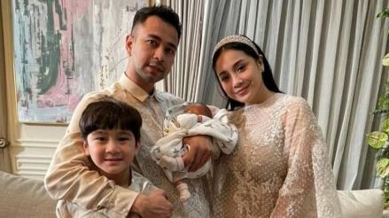 Rayyanza Malik Ahmad menggunakan Gucci 'Baby Off-White Original Gucci Bodysuit Set' from ssense.com USD435  atauRp 6.100.000. (Foto: MNC Media)