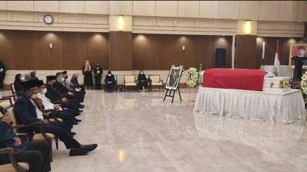 Mahfud MD mengunjungi prosesi penghormatan terkahir terhadap mantan ketua BPK Harry Azhar Azis di Gedung BPK Jakarta Pusat. (Foto: MNCMedia)