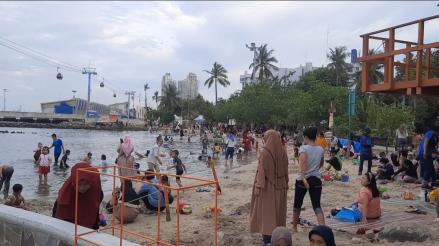 Warga memadati objek wisata Ancol pada libur Natal 2021