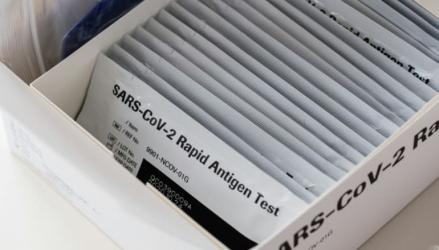 Masyarakat saat ini banyak mengandalkan tes Covid-19 yang dibeli sendiri. Penjualan alat tes Covid-19 mandiri pun bisa Anda temui di e-commerce.