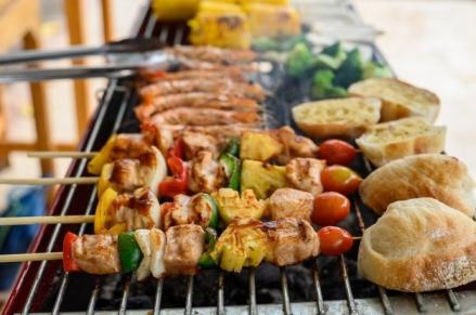 Barbeque bersama keluarga bisa jadi alternatif perayaan tahun baru 2022 (Ilustrasi)