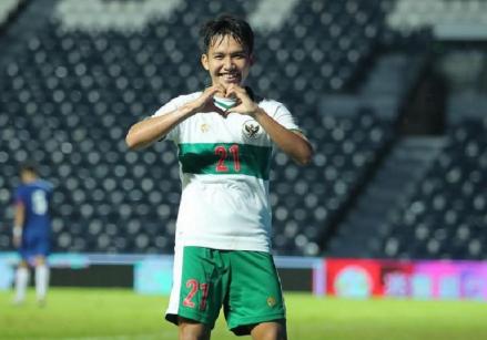 Pemain Tim Nasional (Timnas) Indonesia, Witan Sulaeman, resmi mendapatkan hadiah rumah yang diberikan Gubernur Sulawesi Tengah, Rusdy Mastura. (Foto: Instagram)