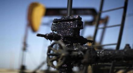 Harga Minyak Dunia Terkoreksi, Brent Bertahan di Level USD94 (Foto: dok AP)