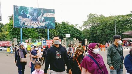 Ragunan Dipadati 15 Ribu Pengunjung Jelang Libur Waisak (Foto: iNews Media Group)