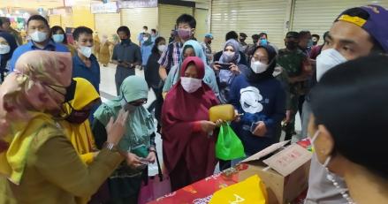 Gelar Pasar Murah di Cirebon, Emak-emak Serbu Minyak Goreng Rp14 Ribu per Liter (FOTO:MNC Media)