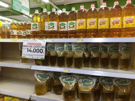 Minyak Goreng yang dijual di salah satu supermarket di Bekasi (Winda Destiana Putri/IDXChannel)