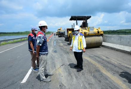 Menteri Pekerjaan Umum dan Perumahan Rakyat Basuki Hadimuljono meninjau kondisi Jalan Tol Trans Sumatera. (Foto: Dokumentasi Kementerian PUPR)